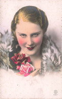 FANTAISIE - Femme Avec Des Roses - Regard Mystérieux - Carte Postale Ancienne - Mujeres