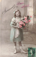 ENFANT - Souvenirs - Fillette En Robe Bleue Avec Des Fleurs - Carte Postale Ancienne - Sonstige & Ohne Zuordnung