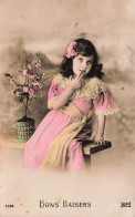 ENFANT - Fillette Assise Sur Un Banc Avec Un Pot De Fleurs - Bons Baisers - Carte Postale Ancienne - Andere & Zonder Classificatie