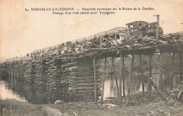 Nouvelle Calédonie - Passerelle Provisoire Sur La Rivière De La Dumbéa - Passage D'un Train  - Carte Postale Ancienne - New Caledonia