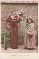 ENFANTS - L'occasion Fait Le Larron - Deux Enfant Déguisés - Curé - Vin De Messe - Carte Postale Ancienne - Andere & Zonder Classificatie