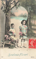 ENFANTS - Souvenir Fleuri - Deux Enfants Dans Un Jardin - Fleurs - Carte Postale Ancienne - Sonstige & Ohne Zuordnung