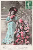 ENFANT - Fille En Robe Longue Bleue à Fleurs Roses - Heureux Anniversaire - Carte Postale Ancienne - Andere & Zonder Classificatie