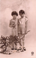 ENFANTS - Deux Enfants Avec Une Brouette Remplie De Fleurs - Carte Postale Ancienne - Sonstige & Ohne Zuordnung