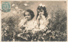 ENFANTS - Deux Fillettes Se Couvrant La Bouche - Plantes - Dos Non Divisé - Carte Postale Ancienne - Other & Unclassified