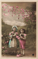 ENFANTS - Enfants Avec Une Brouette Remplie De Fleurs - Déguisement - Carte Postale Ancienne - Autres & Non Classés