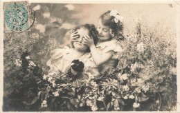 ENFANTS - Fillette Couvrant Les Yeux De Sa Soeur - Plantes - Dos Non Divisé - Carte Postale Ancienne - Other & Unclassified