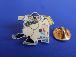 Pin's Hockey Sur Glace - Ice IIHF World Championship Sweden 2002 02 - Ours Polaire (PD57) - Sport Invernali