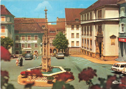 FRANCE - Altkirch - Vue Sur La Fontaine, Place De La Mairie - Au Fond La Vieille Porte - Colorisé - Carte Postale - Altkirch