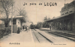 Luçon , Lucon * La Gare , Amitiés , Je Pars ! * Arrivée Train Locomotive Machine * Ligne Chemin De Fer Vendée - Lucon