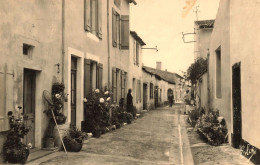 Ile De Ré * Rue Village * Venelle Aux Fleurs * Habitations Maisons Villageois - Ile De Ré