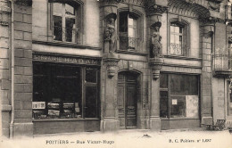 Poitiers * Devanture De La Librairie H. ADAM , Rue Victor Hugo * Pub Au Dos - Poitiers
