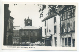 Post Card  Northumberland - ALNWICK Market Place And Town Hall - Old Cars From The 1950s - Andere & Zonder Classificatie