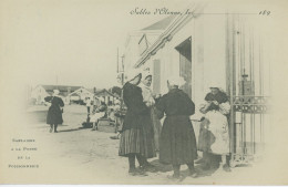 CPA  Les Sables D'Olonne Sablaises à La Porte De La Poissonnerie - Sables D'Olonne