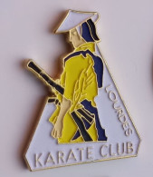 SP255 Pin's Karaté Club LOURDES Hautes-Pyrénées Achat Immédiat - Judo
