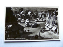 Engeland England Cumbria Ambleside Market Cross Old Cars And Busses - Ambleside