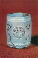 Postcard Fine Arts Vase Teetasse Mit Eingravierten Chrysanthemen Unter Der Glasur - Sculture