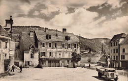 St Hippolyte * La Place Du Village * Restaurant Hôtel LES TERRASSES * Camion Ancien Marque Modèle ? - Saint Hippolyte