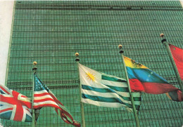 ETATS UNIS - New York - Vue Sur Les Drapeaux Devant Le Building De L'ONU - Colorisé - Carte Postale - Andere Monumenten & Gebouwen