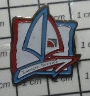 221  Pin's Pins / Belle Qualité Et Rare / BATEAUX / VOILE VOILIER ENERGIE SERVICE - Bateaux