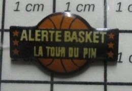 2819 Pin's Pins : BEAU ET RARE / SPORTS / ALERTE BASKET LA TOUR DU PIN - Baloncesto