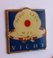 SP258 Pin's Judo Club MJC à Vichy Allier Signé AB Publiman Arthus ? Achat Immédiat - Judo