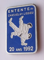 SP262 Pin's Judo Club Entente De Chasselay Lissieu Rhône Anniversaire 20 Ans 1992 Achat Immédiat - Judo