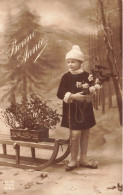 ENFANT - Bonne Année - Petit Garçon Avec Une Luge - Plantes- Carte Postale Ancienne - Sonstige & Ohne Zuordnung