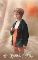 ENFANT - Bonne Année - Fillette Montrant Du Doigt - Regard Malicieux - Short Orange - Carte Postale Ancienne - Sonstige & Ohne Zuordnung