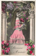 ENFANT - Bonne Année - Fille En Robe Rose Avec Un Bouquet De Fleurs -  Fleurs - Carte Postale Ancienne - Other & Unclassified