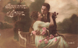 COUPLE - Souvenir D'Amour - Femme Sur Les Genoux De Son Mari  - Carte Postale Ancienne - Parejas