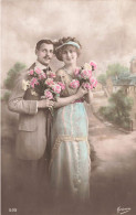 COUPLE - Un Couple Avec Des Bouquets De Fleurs - Carte Postale Ancienne - Parejas