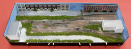 N GAUGE TRACK LAYOUT. Small Contained Straight Layout With Warehouse And Garage. Approximately 68 X 26 X 10. - Other & Unclassified