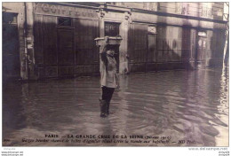 9pei  CRUE DE LA SEINE 1910 PARIS GARCON BOUCHER CHAUSSE DE BOTTES D'EGOUTIER ALLANT LIVRER LA VIANDE AUX HABITANTS - Überschwemmungen