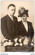 410Ga  Grande Photo Originale Noces Mariage Chapeau Et Salamandre Au Revers Du Veston - Noces