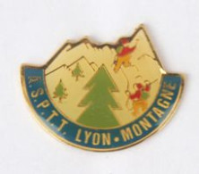 Pin's A.S.P.T.T. LYON MONTAGNE - Paysage De Montagne - Alpinistes - Stadium - N092 - Correo