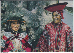 Delcampe - PERÚ PISAQ - Alegría Native - Pareja Indígena Que Luce Su Rica Vestimenta Festiva 1980  Nice Stamp - Amerika