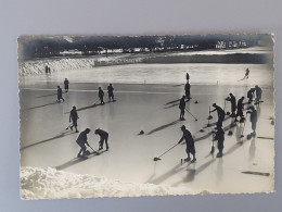 2  Foto Carte , Kandersteg Eisbahn ,  Skigelande Im Uschinental , Patinage Et Ski , Neige , Photo Rare - Kandersteg