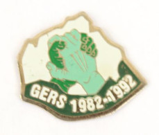 Pin's GERS 1982 / 1992 - Mains Croisées Sur Carte Du Département - N123 - Administrations