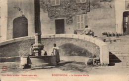 83 , Cpa  ROQUEBRUNE , La Fontaine Vieille , Cliché Bacchi à Fréjus , Durant , épicier édit. (10956) - Roquebrune-sur-Argens