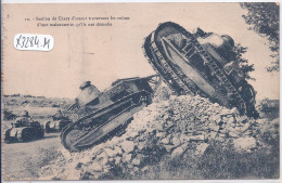 MILITARIA- SECTION DE CHARS D ASSAUT TRAVERSANT LES RUINES D UNE MAISONNETTE QU ILS ONT DEMOLIE - Ausrüstung