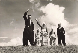 FANTAISIES - Une Famille Saluant Avec Leurs Mains - Carte Postale Ancienne - Otros & Sin Clasificación