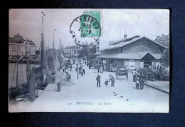 Cp, Commerce, Les Halles, 14, Trouville, Voyagée 1916 - Plazas De Mercados