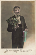 FANTAISIES - Hommes - Homme Seul Tenant Un Bouquet De Fleur - Ce Sera L'année Du Bonheur - Carte Postale Ancienne - Men
