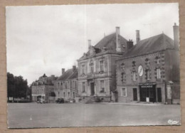 CPSM 79 - ARGENTON CHATEAU - La Mairie Et La Gendarmerie - TB PLAN CENTRE Façades Dont BOUCHERIE + RENAULT 4CV - Argenton Chateau