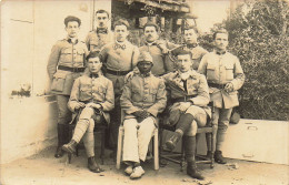 CARTE PHOTO DES SOLDATS POSANT AUTOUR D'UN SOLDAT DE COULEUR - A Identifier