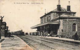 France - Train En Gare - Gare - Ecole De Saint Cyr - Sortie Galette - Animé -  Carte Postale Ancienne - Personnages