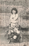 ENFANT - Un Petit Garçon Avec Une Brouette Remplie De Fleurs - Main Sur La Bouche - Carte Postale Ancienne - Autres & Non Classés