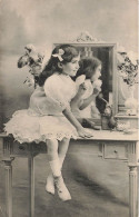 ENFANT- Fillette En Robe Blanche Assise Sur Une Coiffeuse - Carte Postale Ancienne - Autres & Non Classés
