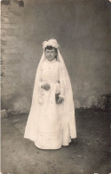 ENFANTS - Une Petite Fille Communie - Carte Postale Ancienne - Portraits